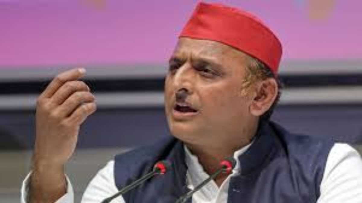 स्वामी के जूता कांड पर अखिलेश बोले - भाजपा मुख्य मुद्दों से भटकाने के लिए ऐसी घटनाएं करवा रही